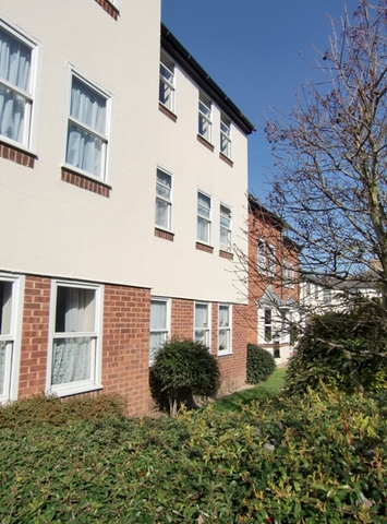  Image of 1 bedroom Apartment to rent in Gloucester Road Littlehampton BN17 at Rose Court Gloucester Road Littlehampton, BN17 7EL