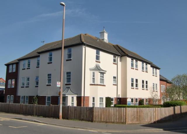  Image of 1 bedroom Apartment to rent in Gloucester Road Littlehampton BN17 at Rose Court Gloucester Road Littlehampton, BN17 7EL