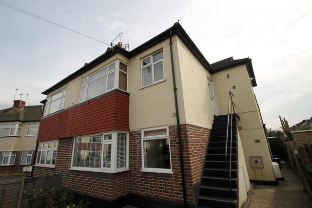  Image of 2 bedroom Detached house to rent in Rosebery Close Morden SM4 at Lower Morden, SM4 4NR
