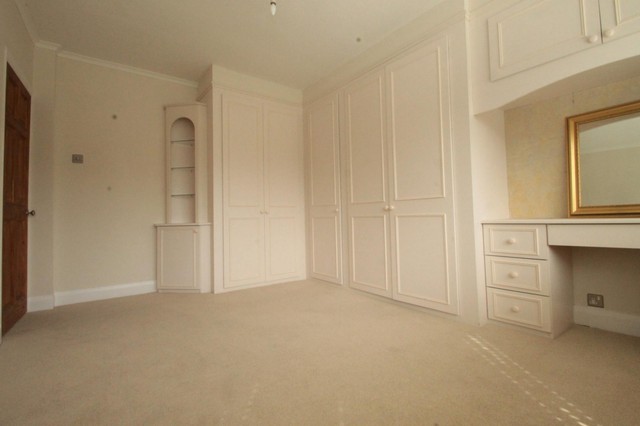  Image of 2 bedroom Detached house to rent in Rosebery Close Morden SM4 at Lower Morden, SM4 4NR