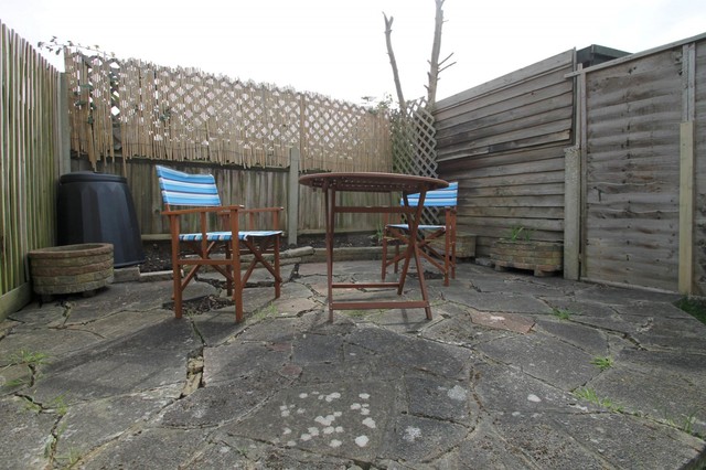  Image of 2 bedroom Detached house to rent in Rosebery Close Morden SM4 at Lower Morden, SM4 4NR
