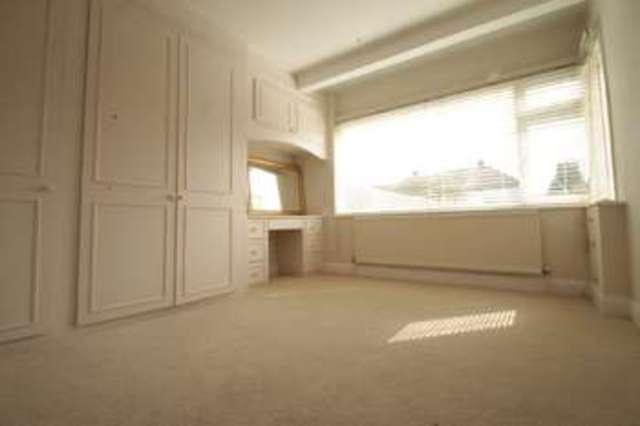  Image of 2 bedroom Detached house to rent in Rosebery Close Morden SM4 at Lower Morden, SM4 4NR