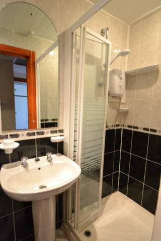  Image of 2 bedroom Flat to rent in Shepherds Bush Road London W6 at Shepherds Bush Road  London, W6 7PD