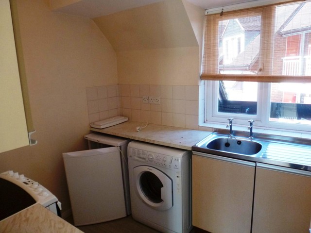  Image of 1 bedroom Flat to rent in Sherborne Court The Mount Guildford GU2 at The Mount  Guildford, GU2 4HR