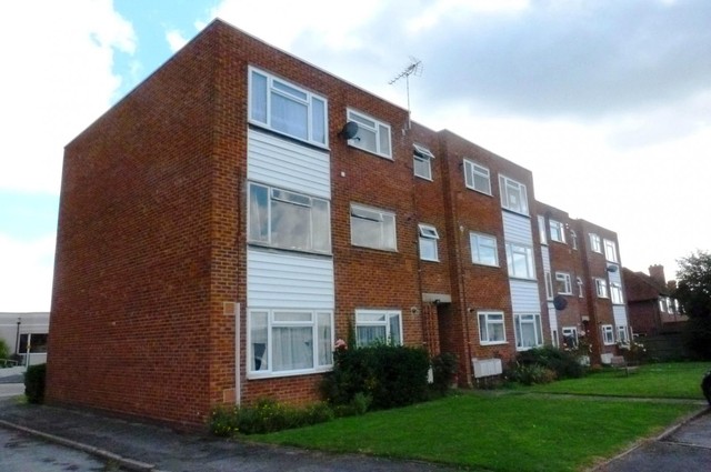  Image of 1 bedroom Flat to rent in Worplesdon Road Guildford GU2 at Worplesdon Road  Guildford, GU2 9SE