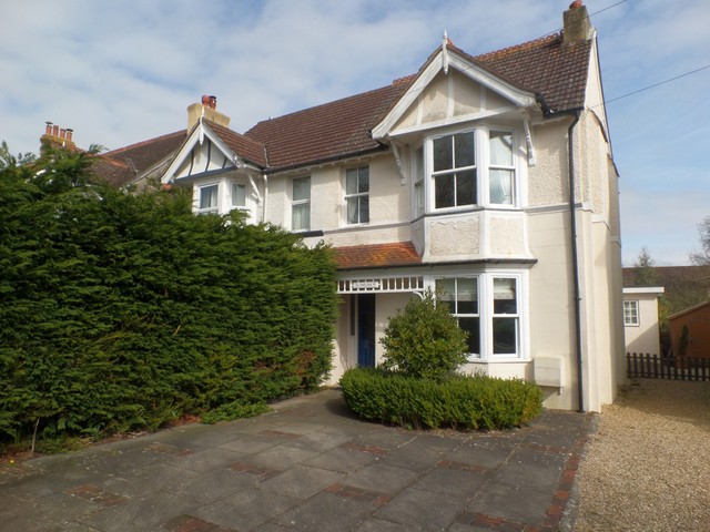  Image of 3 bedroom Detached house to rent in Summersdale Road Chichester PO19 at Summersdale Road  Chichester, PO19 6PN