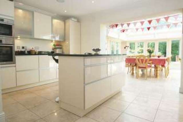  Image of 4 bedroom Detached house for sale in Old Union Way Thame OX9 at Old Union Way  Thame, OX9 2DF