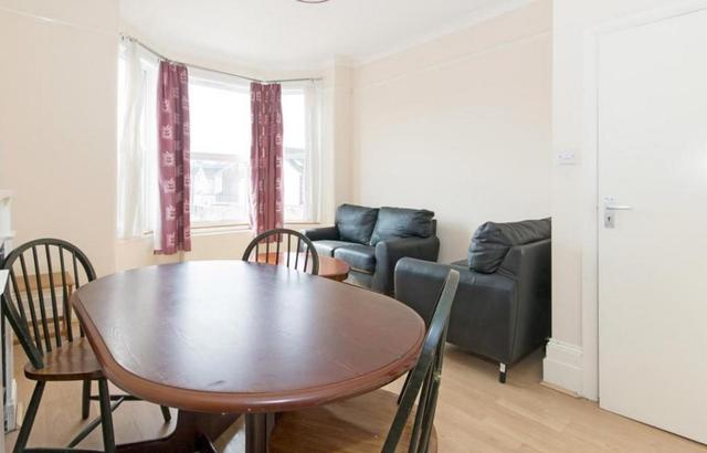  Image of 2 bedroom Flat to rent in Tooting Bec Road London SW17 at Tooting Bec, SW17 8BW