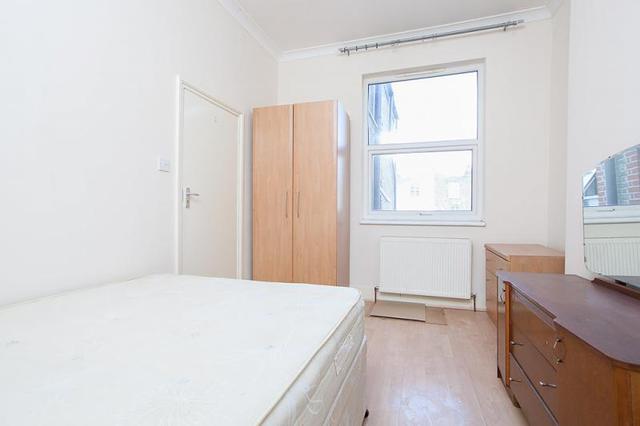  Image of 2 bedroom Flat to rent in Tooting Bec Road London SW17 at Tooting Bec, SW17 8BW
