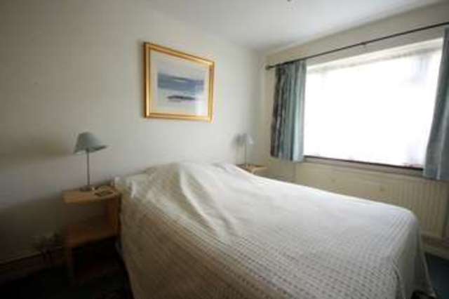  Image of 1 bedroom Ground Flat to rent in Villiers Close Surbiton KT5 at Surrey  Surbiton, KT5 8DN