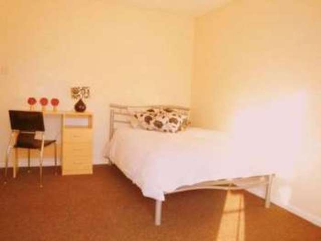  Image of 1 bedroom Property to rent in West End Lane Harlington Hayes UB3 at West End Lane Harlington Hayes, UB3 5LU