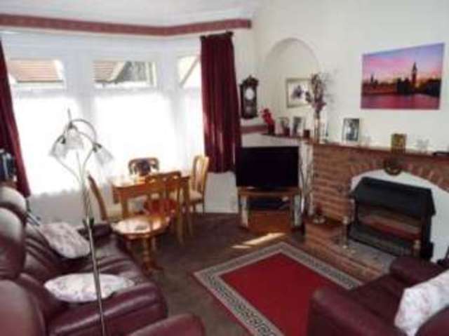  Image of 1 bedroom Flat for sale in Brightwell Avenue Westcliff-on-Sea SS0 at Westcliff-On-Sea Essex Prittlewell, SS0 9EF