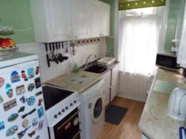  Image of 1 bedroom Flat for sale in Brightwell Avenue Westcliff-on-Sea SS0 at Westcliff-On-Sea Essex Prittlewell, SS0 9EF