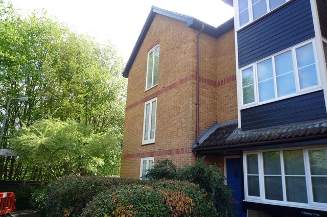  Image of Studio flat to rent in Williams Close Addlestone KT15 at Addlestone, KT15 1UR