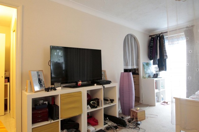  Image of Studio flat to rent in Williams Close Addlestone KT15 at Addlestone, KT15 1UR