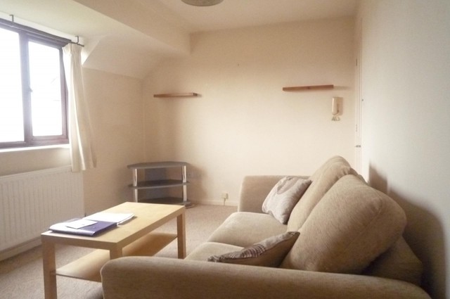  Image of 1 bedroom Flat to rent in Windrush Drive High Wycombe HP13 at Windrush Drive  High Wycombe, HP13 7UL