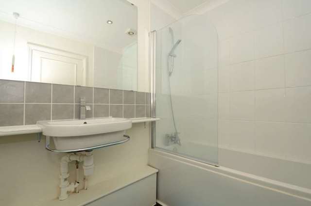  Image of 1 bedroom Apartment to rent in Woolwich New Road London SE18 at Woolwich New Road Woolwich London, SE18 6HA
