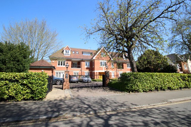  Image of 2 bedroom Apartment to rent in Wray Park Road Reigate RH2 at 13 Wray Park Road  Reigate, RH2 0US