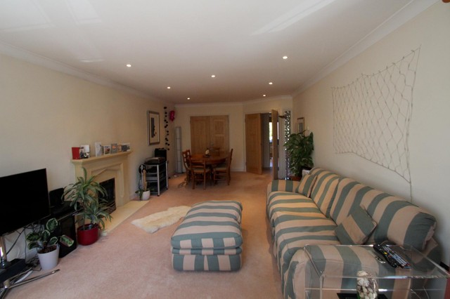  Image of 2 bedroom Apartment to rent in Wray Park Road Reigate RH2 at 13 Wray Park Road  Reigate, RH2 0US