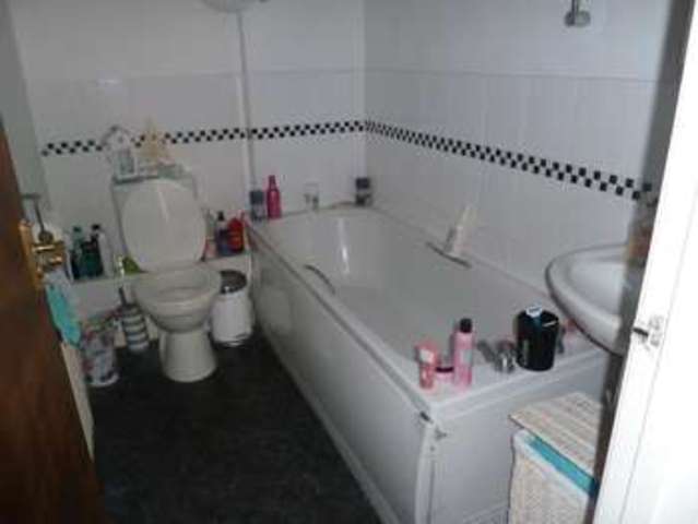  Image of 1 bedroom Flat for sale in Weston Road Tredworth Gloucester GL1 at Gloucester  Gloucester, GL1 5AX