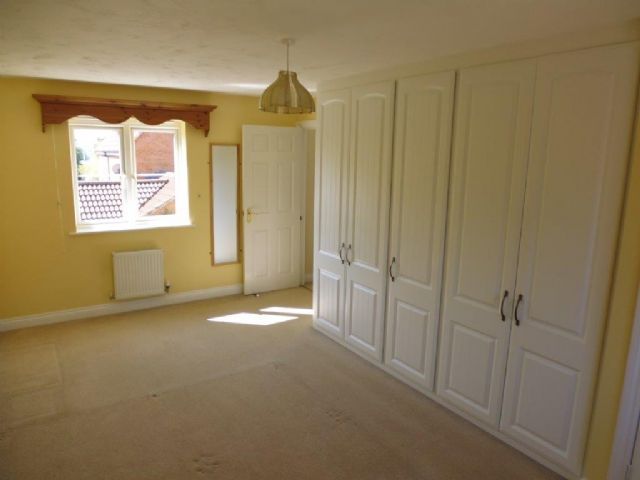  Image of 4 bedroom Semi-Detached house to rent in Foxholes Close Deanshanger Milton Keynes MK19 at Deanshanger  Milton Keynes, MK19 6HA