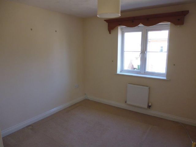  Image of 4 bedroom Semi-Detached house to rent in Foxholes Close Deanshanger Milton Keynes MK19 at Deanshanger  Milton Keynes, MK19 6HA
