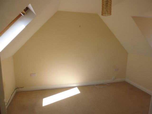  Image of 4 bedroom Semi-Detached house to rent in Foxholes Close Deanshanger Milton Keynes MK19 at Deanshanger  Milton Keynes, MK19 6HA