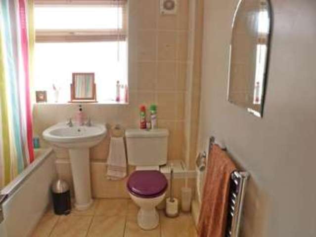  Image of 2 bedroom Flat to rent in Alwoodley Court Alwoodley Leeds LS17 at Leeds LS17 Leeds, LS17 7BB