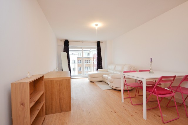  Image of 1 bedroom Property to rent in Boulevard Drive London NW9 at 11 Boulevard Drive  Colindale, NW9 5JQ