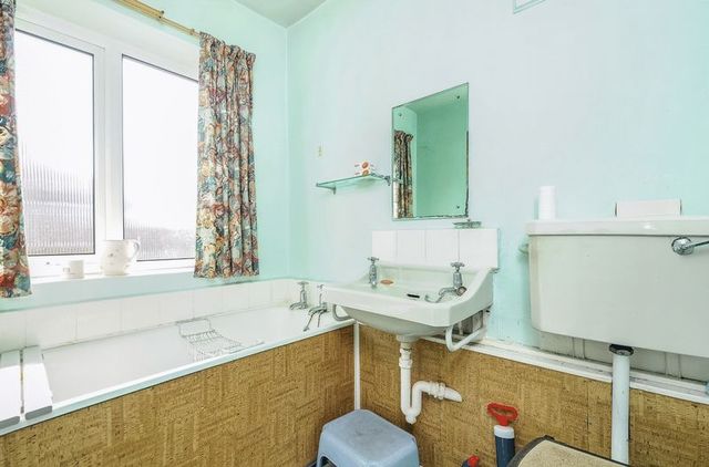  Image of 4 bedroom Property for sale in Appleford Drive Abingdon OX14 at Appleford Drive  Abingdon, OX14 2BZ
