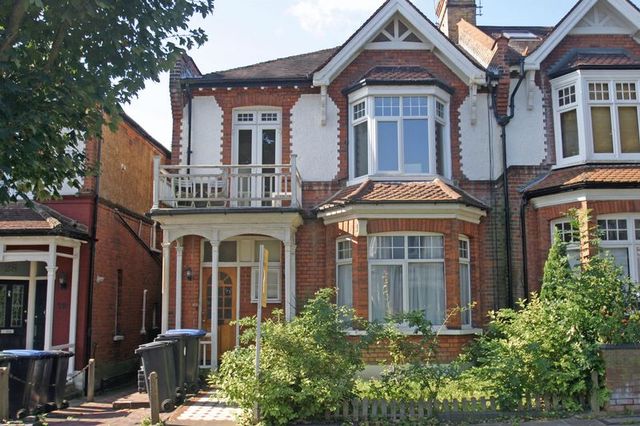  Image of 2 bedroom Barn Conversion to rent in Arlow Road London N21 at Arlow Road Winchmore Hill Winchmore Hill, N21 3JU