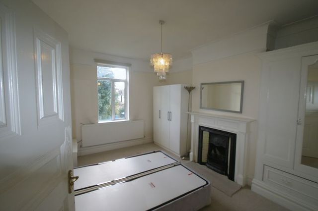  Image of 2 bedroom Barn Conversion to rent in Arlow Road London N21 at Arlow Road Winchmore Hill Winchmore Hill, N21 3JU