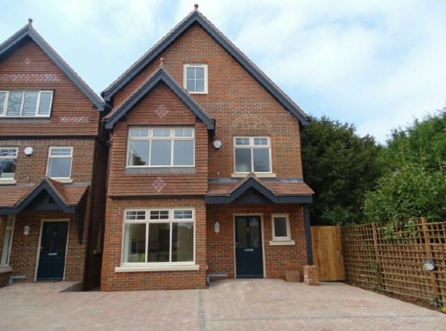 Image of 4 bedroom Detached house to rent in Glen Eyre Road Southampton SO16 at Glen Ayre Road Bassett Hampshire, SO16 3NL