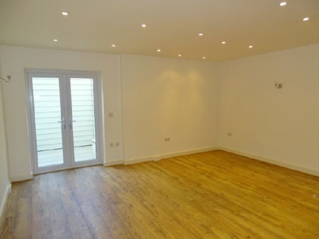  Image of 4 bedroom Detached house to rent in Glen Eyre Road Southampton SO16 at Glen Ayre Road Bassett Hampshire, SO16 3NL