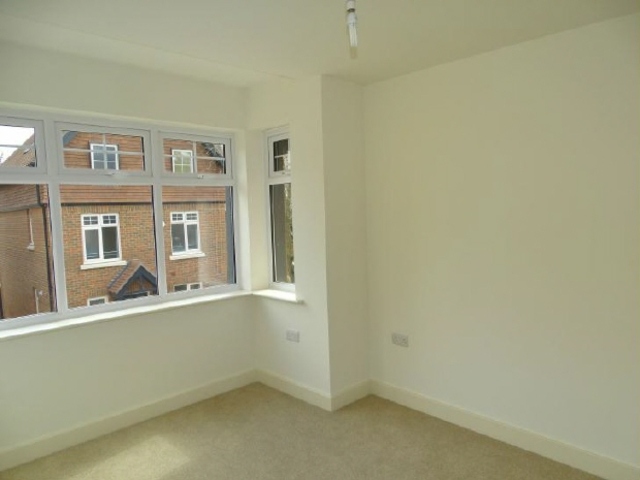  Image of 4 bedroom Detached house to rent in Glen Eyre Road Southampton SO16 at Glen Ayre Road Bassett Hampshire, SO16 3NL