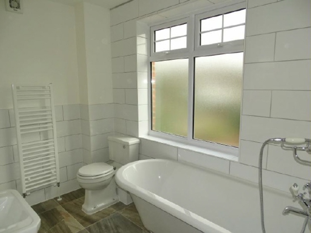  Image of 4 bedroom Detached house to rent in Glen Eyre Road Southampton SO16 at Glen Ayre Road Bassett Hampshire, SO16 3NL