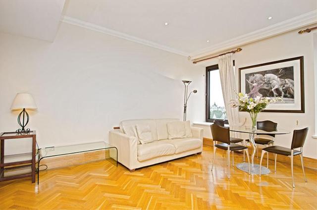  Image of 3 bedroom Apartment to rent in Belvedere Road London SE1 at London, SE1 8YW