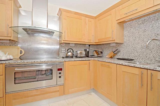  Image of 3 bedroom Apartment to rent in Belvedere Road London SE1 at London, SE1 8YW