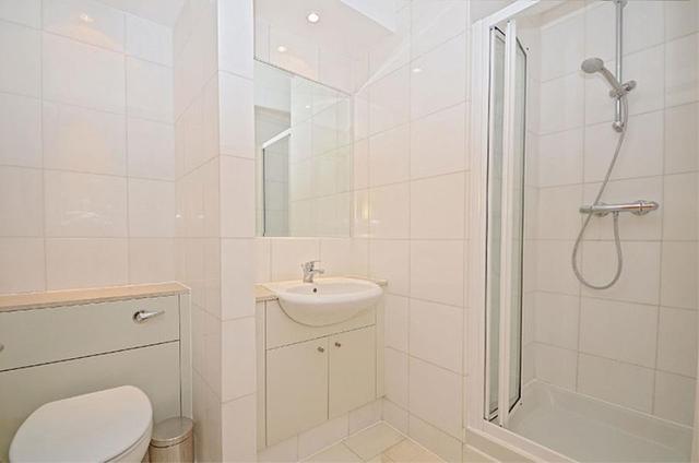  Image of 3 bedroom Apartment to rent in Belvedere Road London SE1 at London, SE1 8YW