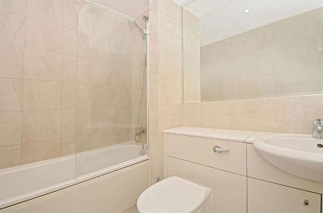  Image of 3 bedroom Apartment to rent in Belvedere Road London SE1 at London, SE1 8YW