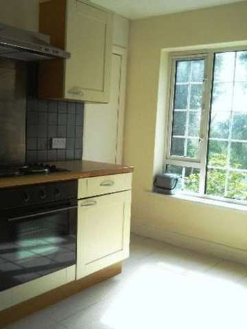  Image of 2 bedroom Flat to rent in Roughets Lane Bletchingley Redhill RH1 at Roughets Lane Bletchingley Redhill, RH1 4QX