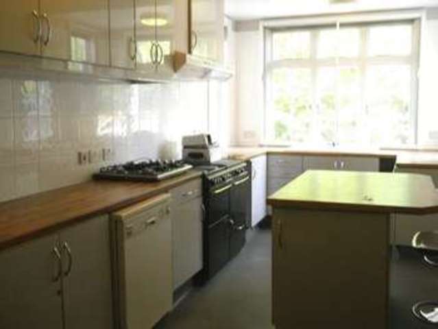  Image of 2 bedroom Flat to rent in Roughets Lane Bletchingley Redhill RH1 at Roughets Lane Bletchingley Redhill, RH1 4QX