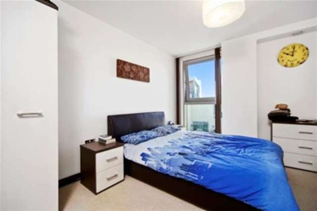  Image of 2 bedroom Flat to rent in Bridges Court London SW11 at London, SW11 3GZ