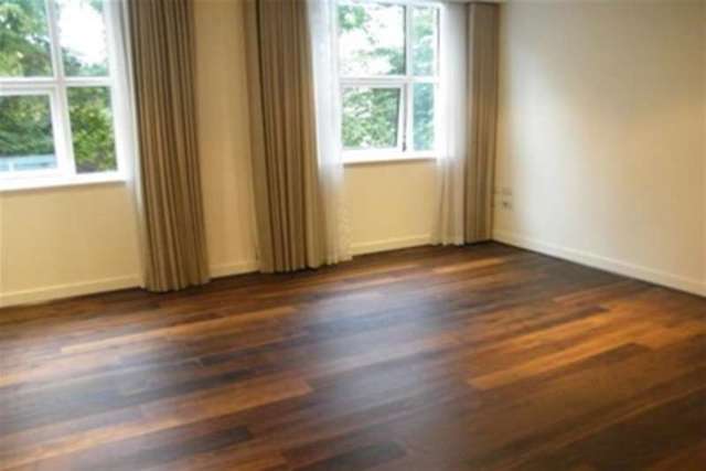  Image of 3 bedroom Flat to rent in Bromyard Avenue London W3 at London, W3 7FG