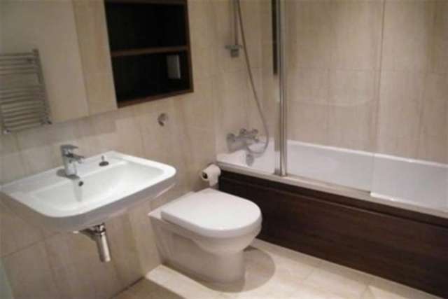  Image of 3 bedroom Flat to rent in Bromyard Avenue London W3 at London, W3 7FG