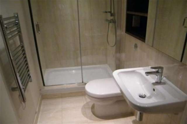  Image of 3 bedroom Flat to rent in Bromyard Avenue London W3 at London, W3 7FG