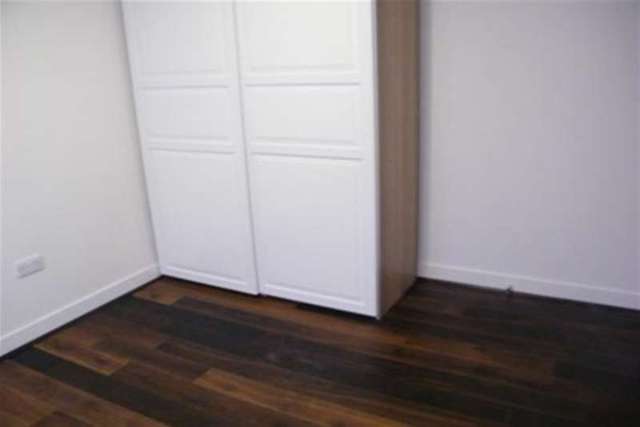  Image of 3 bedroom Flat to rent in Bromyard Avenue London W3 at London, W3 7FG
