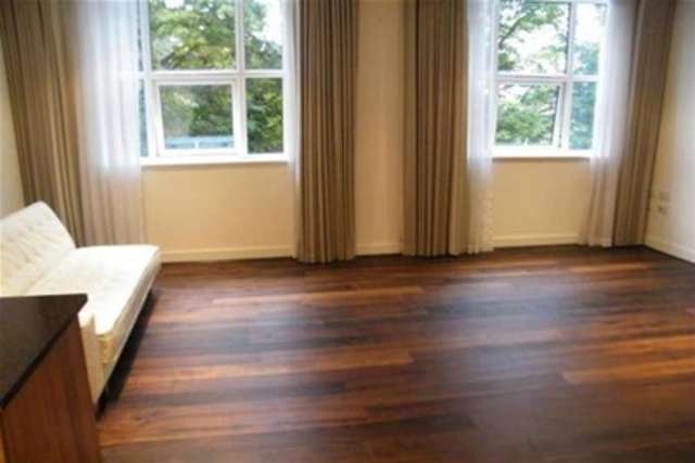  Image of 3 bedroom Flat to rent in Bromyard Avenue London W3 at London, W3 7FG