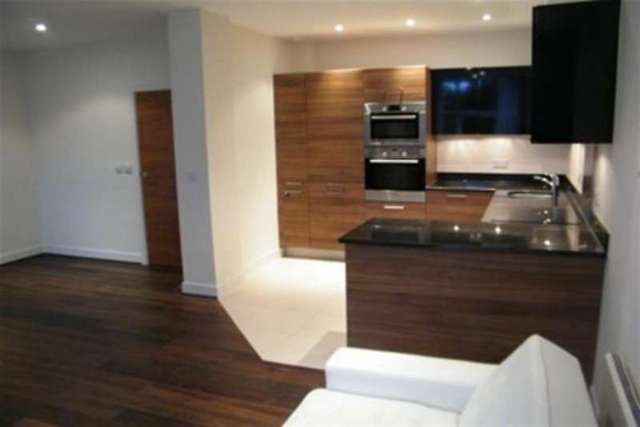  Image of 3 bedroom Flat to rent in Bromyard Avenue London W3 at London, W3 7FG