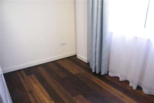  Image of 3 bedroom Flat to rent in Bromyard Avenue London W3 at London, W3 7FG